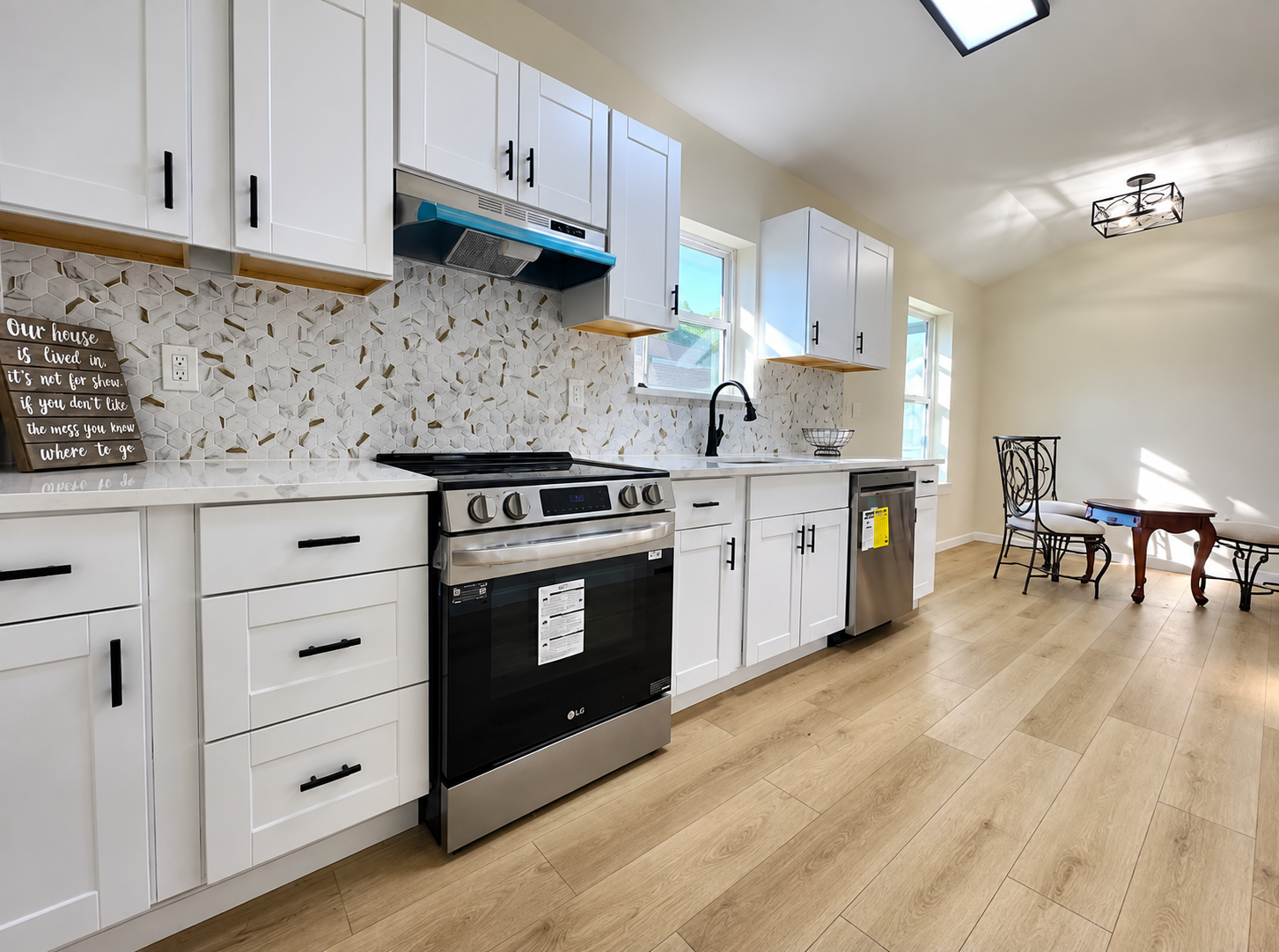 Bright Modern Kitchen and Dining Nook(1)